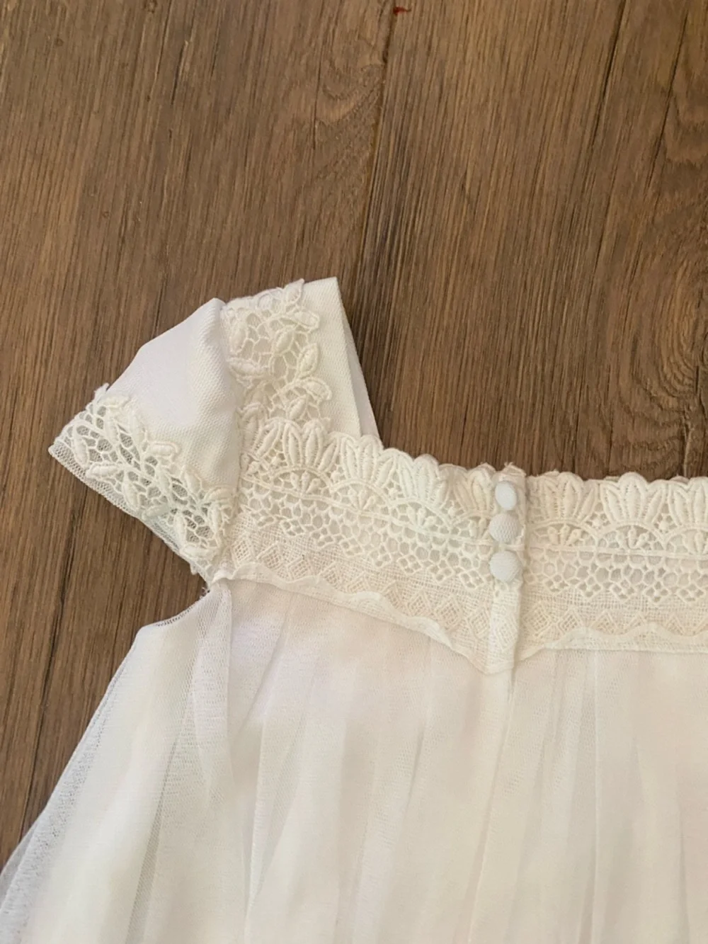 David’s Bridal || Short Sleeved Empire Tulle Sheath Flower Girl Dress - Picture 5 of 8